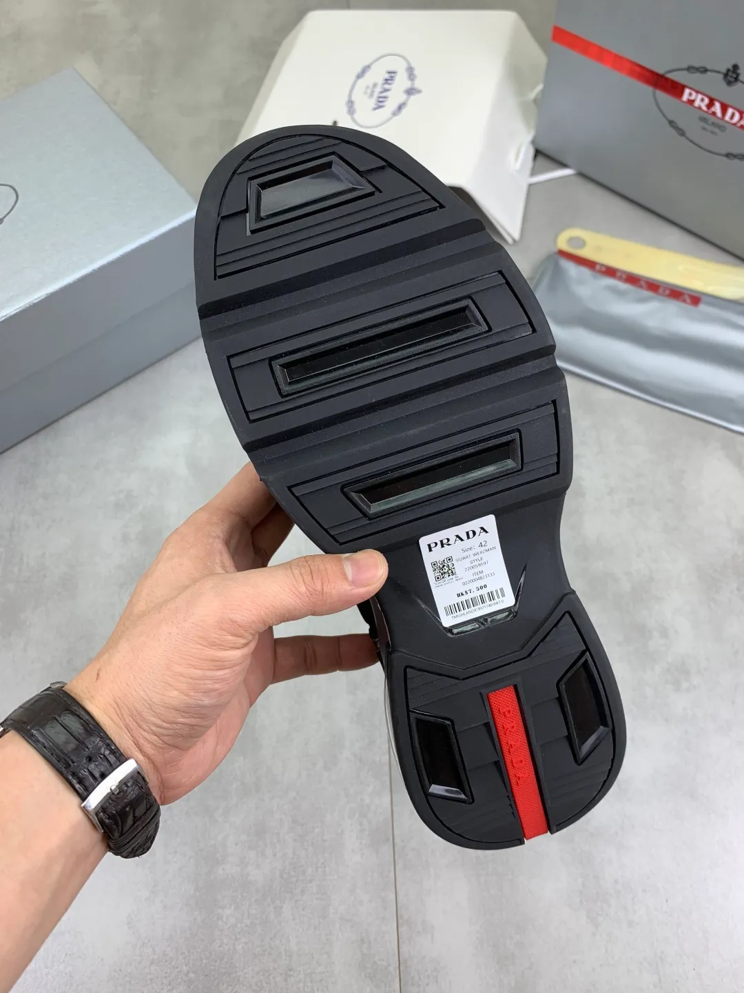 Men's men's shoes 💰P660 💰[New model] The top version is now available on the official website, 🆘 Air-cushion shock-absorbing thick-soled trendy brand (Prada) is the main popular model, avant-garde and versatile fashionable men's shoes, private version mold opening, cowhide surface splicing 1:1.. Simple fashion, original imported cowhide feet; the atmosphere and personality are more fashionable, eye-catching and pursuing class. It will subvert the old idea and be a must-have for fashion trendsetters with you! Must keep it for yourself ! Tall and comfortable, large and low, high-end quality workmanship. Code number: 38-45; 4 colors available.